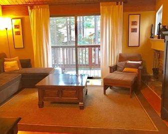 Near Heavenly, Beach, Casinos, W/ Pool, Hot-Tub, Max 6 nighttime occupancy - Stateline - Living room