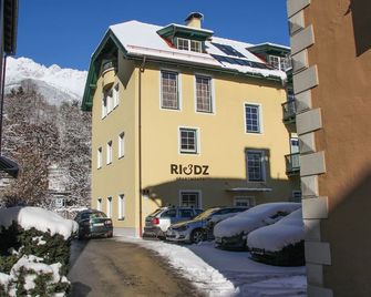 Riedz Apartments Innsbruck- Zentrales Apartmenthaus mit grüner Oase - Innsbruck - Building