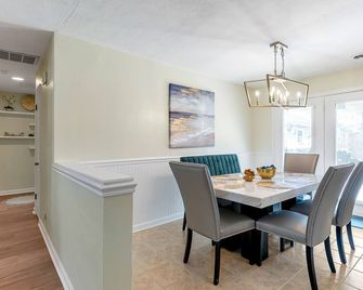 Walk to Beach! Fully Updated with a Hot tub! - Norfolk - Spisestue