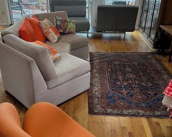 Private waterfront home w kayaks, 2.5 miles to historic mainstreet, Pets welcome - Canandaigua - Obývací pokoj