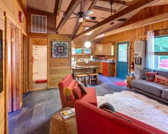 Cozy Log Cabin with Sauna EV Charger and Wood Stove - Margaretville - Вітальня