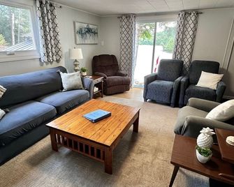 Pineview Retreat Cottage Rental - Haliburton - Haliburton - Wohnzimmer