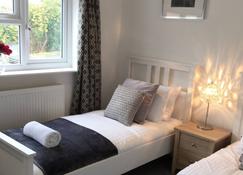Arma Short Stays 122 - Spacious 3 Bed Oxford House Sleeps 6- Free Parkng For 2 Vehicles - Large Garden - Oxford - Habitación
