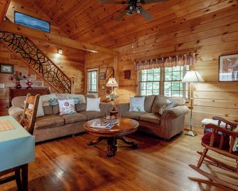 Country Haven Open For Business ,mt Views,10min Avl,3/2,fp ,wifi, Firepit - Leicester - Living room