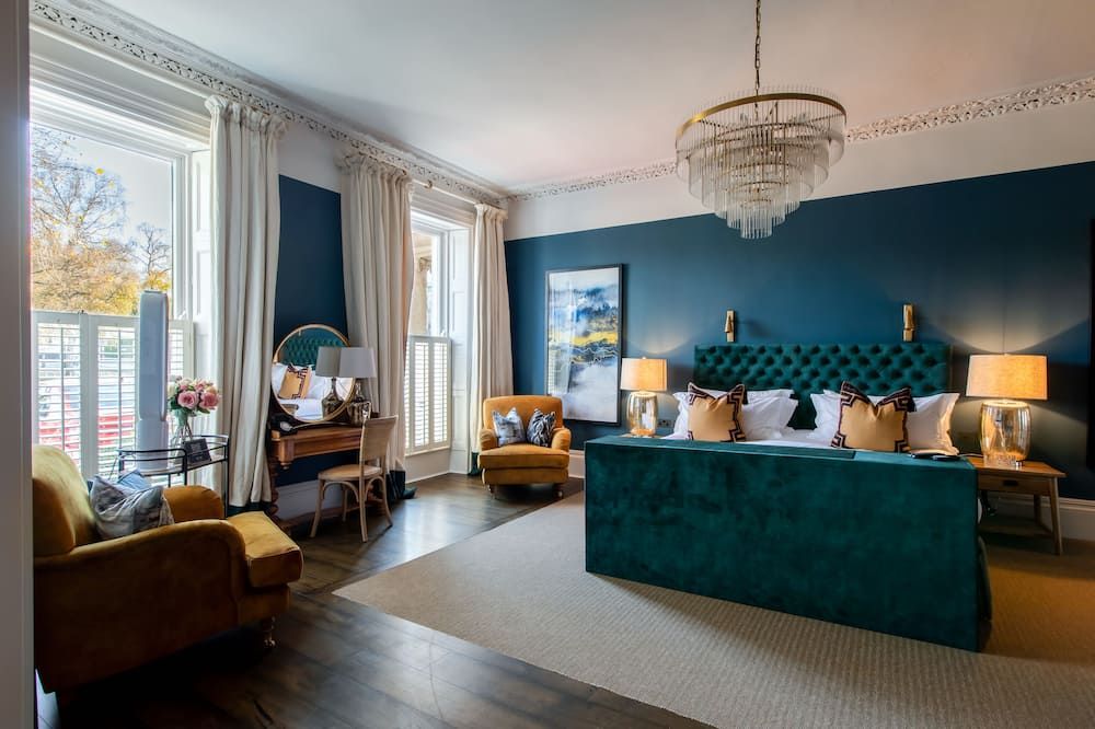 No 38 The Park - Cheltenham - Living room