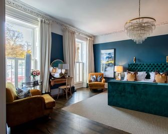 No 38 The Park - Cheltenham - Living room