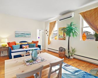Downtown Lake Geneva Cali Suite Walk to Beach Dining Shops Parking - Lake Geneva - Eetruimte