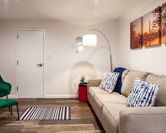 Fantastic Falls Church HomeBase for DC area travel - Arlington - Sala de estar