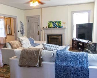 Located in Marion. Only 1 hour from Myrtle Beach, 35 minutes from Florence! - Marion - Living room