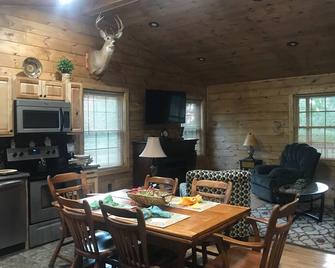 Enjoy A Quiet Getaway At Mountain View Cabin Rentals - New Market - Їдальня