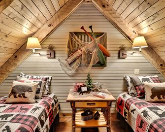 River Front Relaxing Log Cabin Unwind-Refresh-Enjoy - Great View! - Mountain View - Bedroom