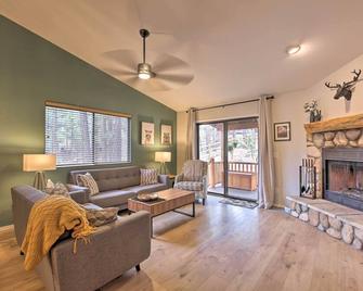 Pet-friendly Show Low Cabin w/ Trail Access! - Show Low - Living room
