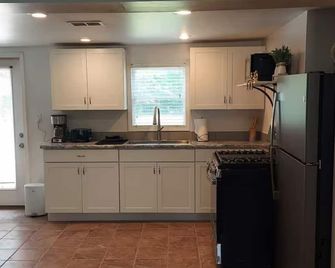 Welcoming 3-bedroom House - Howland Warren OH - Warren - Kitchen