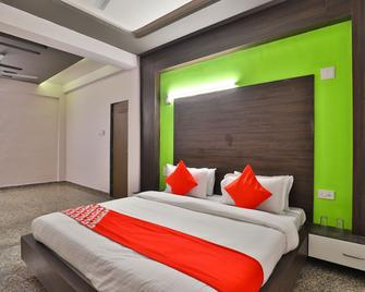 Oyo 28444 Hotel Ab Apple - Mahesāna - Bedroom