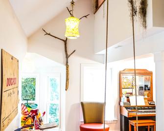 Isetta Inn - Savannah - Living room
