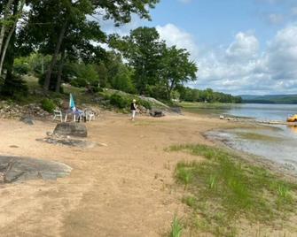 Water and Beach Front Property 4 season on Ottawa River with Private Boat Launch - Deep River Depot - Beach
