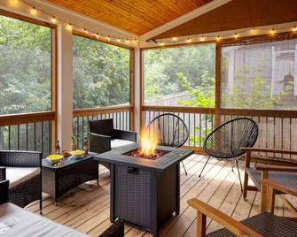 Sweetgum by AvantStay Black Mountain Retreat w Covered Deck - Black Mountain - Balcony