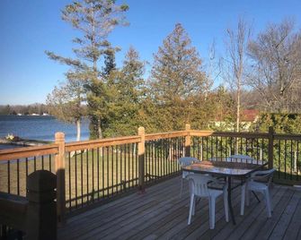 Lake Simcoe Waterfront Cottage Getaway - Orillia - Balcony
