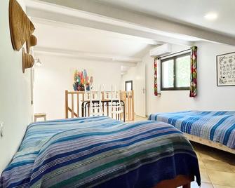 Gîte \'les oliviers\' exceptional setting in the heart of olive trees and the forest. - Piolenc - Chambre
