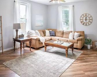 Main Street Family Retreat, Walking Distance to Beach & Downtown. Pet Friendly! - Port Dover - Sala de estar