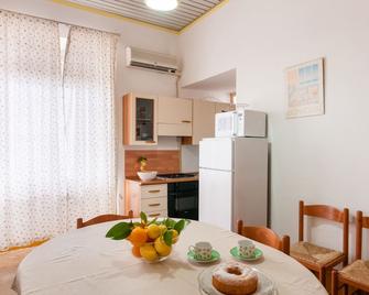 Panoramic Casavacanza In Villa With Pool On The Slopes Of Etna, Sunshine - Sant'Alfio - Comedor