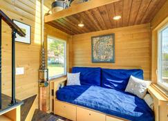 Abingdon Vacation Rental Tiny Home on 10-Acre Farm - Abingdon - Living room