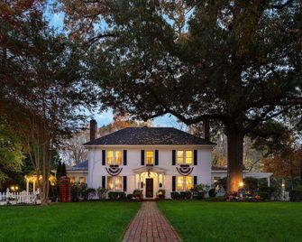A Williamsburg White House Inn - Williamsburg