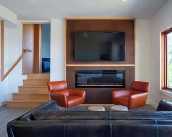 Oceanfront 2 bed 2 bath private hot tub firepit - Sooke - Living room