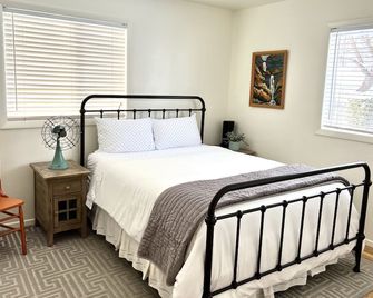 Vucy's 4 Season Retreat - 5 Min. From Usu, Logan Temple & Logan Canyon - Logan - Bedroom