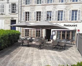 Saveurs De l'Abbaye - Saintes - Innenhof