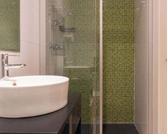 The Central House Barcelona Gracia - Barcelona - Bathroom
