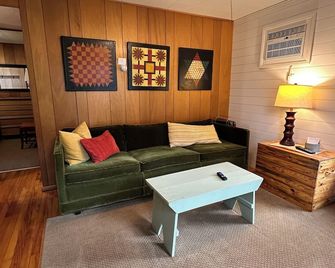 Verna's Good 'nuff Cozy Cabin On East Rush Lake! - Rush City - Living room