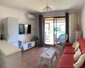 Appartement rue de l'amarrage à PORT GRIMAUD avec Terrasse vue canaux et garage - Grimaud - Vardagsrum