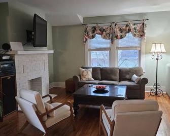 Two Bed/1 Bath Apartment - East Lake Bluff - In Village Location - Lake Bluff - Living room