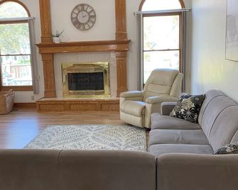 Peaceful 3-bedroom accessible ranch home with AC, WiFi in Eastside Olathe. - Olathe - Wohnzimmer