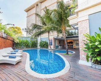 Alron Hotel Kuta Powered by Archipelago - Kuta - Pool