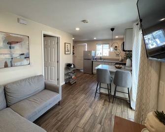 La Casita de Whittier, private unit 1bed washer/dryer - Whittier - Living room