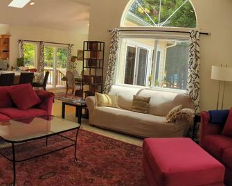 Tranquil 4 bedroom house with 8 person cedar hot tub in Gualala - Gualala - Sala de estar