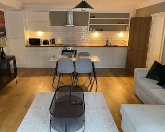 Stunning apartment by The Leas, West End - Canterbury - Kitchen