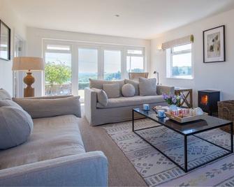 Ridgeway Farmhouse - Alcester - Living room