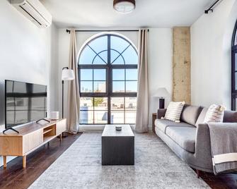 Modern Williamsburg 1BR w/ W/D & Gym, nr Domino Park, by Blueground - Brooklyn - Living room