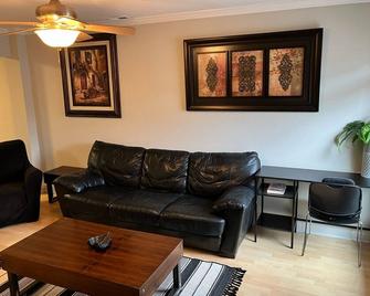 Cute Townhome 9 min to Uptown, Queen & Full Beds+YoutubeTV+Redzn - Charlotte - Wohnzimmer