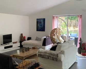LA CABANE' room with heated pool and forest view. - Hourtin - Wohnzimmer