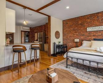Newburyport Flat Downtown Living King Bed - Newburyport - Bedroom