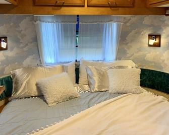 Sweet Vintage Camper in a Fun Farm Setting - Chickamauga - Bedroom