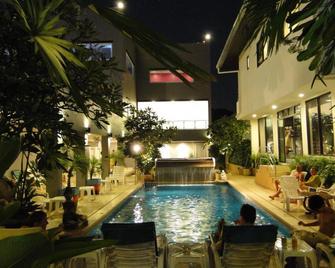Sansuk Gay Sauna And Guesthouse - Pattaya - Pool