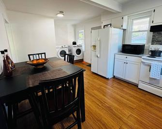 Global Gallery: A Worldly Retreat - Jacksonville - Keittiö