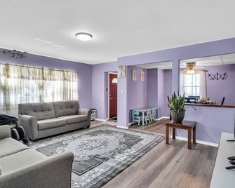 Charming 3-bedroom house with WiFi, AC in serene Linglestown - Linglestown - Living room