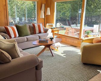 Peaceful, Cozy, Clean, Fun Mid-Century Stay! Backyard Oasis Waterfall, Fireplace - Fish Creek - Sala de estar