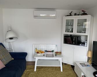 Lindas Lodge Free Parking Air Con Plus Provisions Included - Hove - Living room